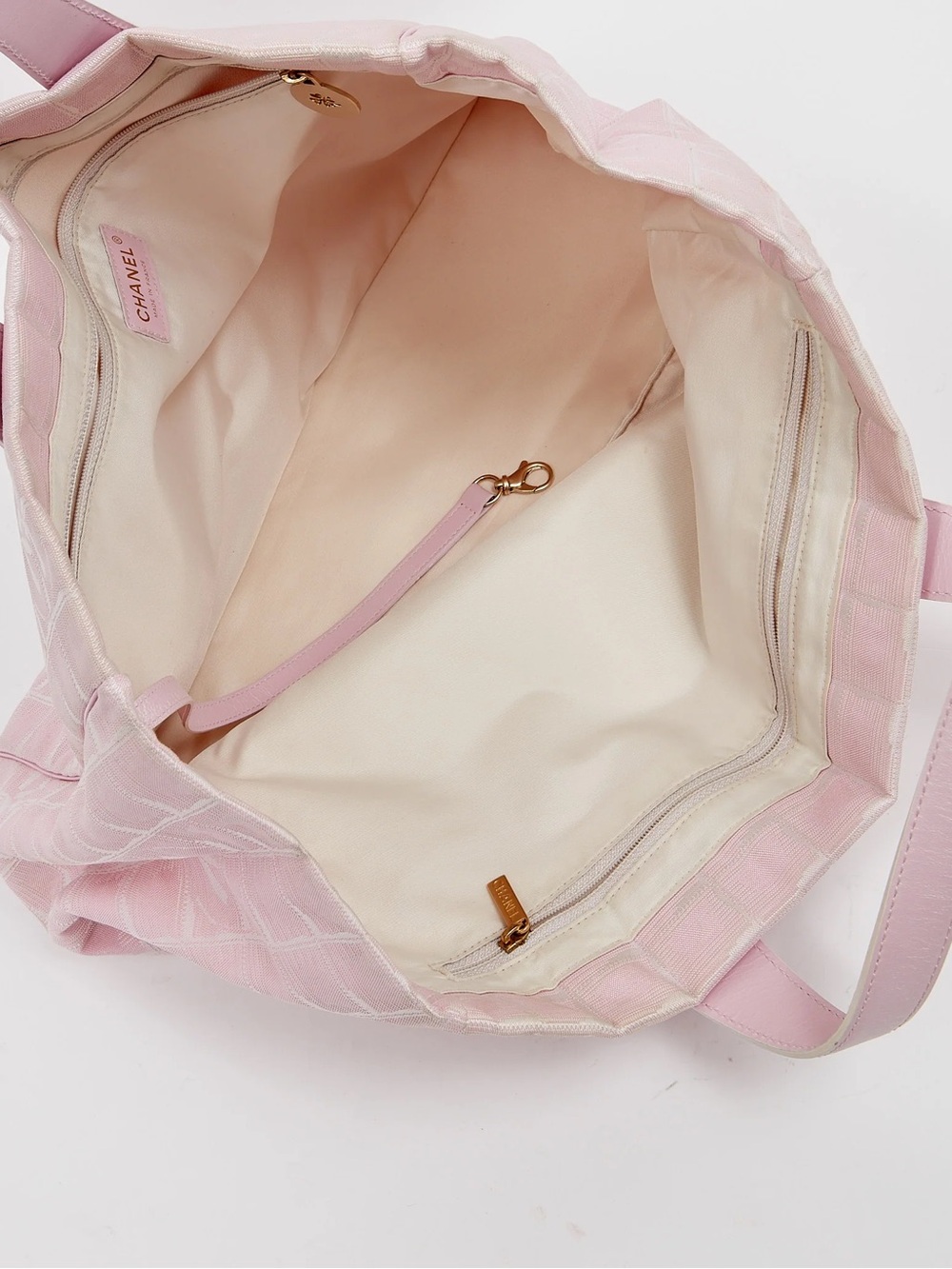 CHANEL pink CC logo Travel Tote - Picture 5 of 16